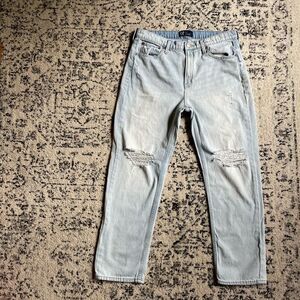 GAP BOYFRIEND 8/29 light denim distressed jeans